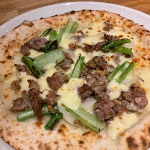 自家製ソーセージと青菜のトマトソースベース