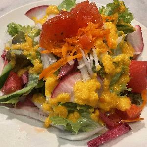 季節野菜のミックスサラダ（ニンジンドレッシング）